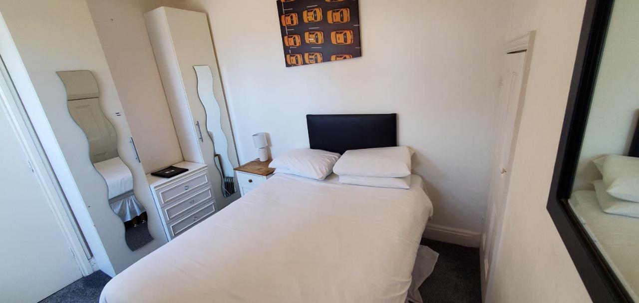Diamonds Guest House Йорк Екстер'єр фото