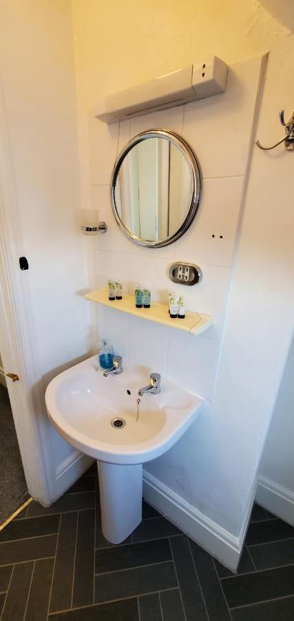 Diamonds Guest House Йорк Екстер'єр фото