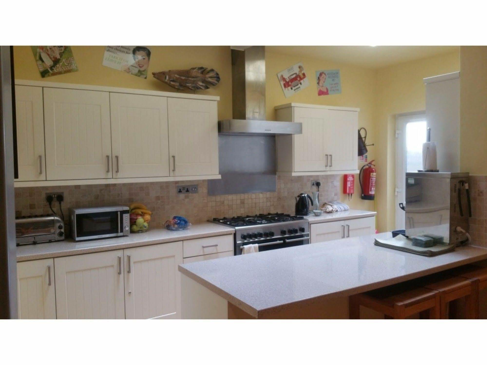 Diamonds Guest House Йорк Екстер'єр фото